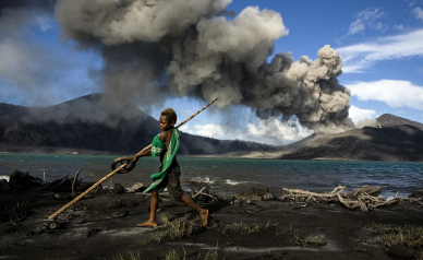 © Ulla Lohmann pour la Fondation Yves Rocher • Exposition En Nouvelle-Bretagne, les peuples des volcans