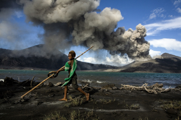 © Ulla Lohmann pour la Fondation Yves Rocher • Exposition En Nouvelle-Bretagne, les peuples des volcans